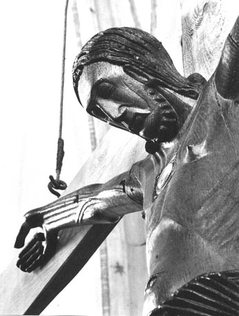 Crucifix: Christus aan het kruis met reliekhouder in borst (detail)