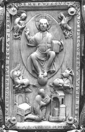 Band van het Evangeliarium van Notger, ivoorpaneel: Tronende Christus in mandorla (Majestas Domini) omgeven door de symbolen van de evangelisten;  beneden een knielende figuur (bisschop Notker)