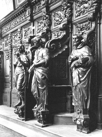 Biechtstoel met beelden, van links: twee engelen met symbolen van Geloof, apostel Petrus met sleutel en boek