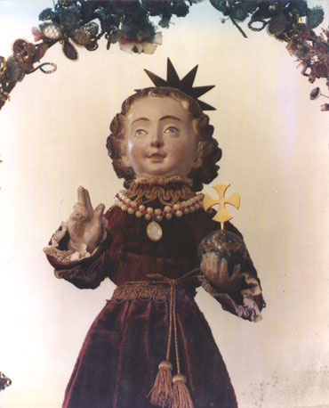 Aangekleed Christuskind dat een zegenend gebaar maakt, met een rijksappel in zijn linkerhand (Christuskind als 'Salvator Mundi' ?)
