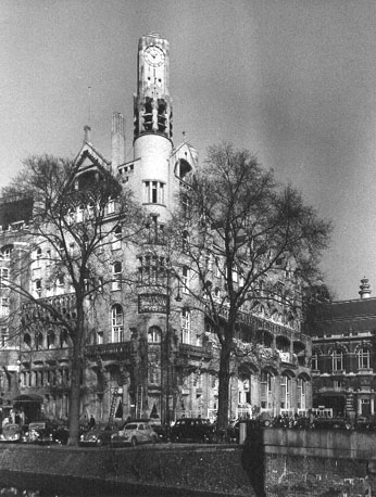 Zicht op het hotel (vanuit de overkant van de gracht)
