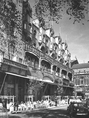 Zicht op het terras van het hotel (vanuit  Leidseplein)