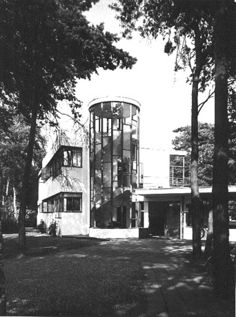 Zicht op het sanatorium met glazen trappenhuis