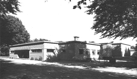 Zicht op ingang en andere gebouwen