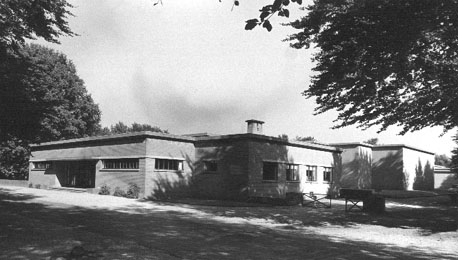 Zicht op ingang en andere gebouwen