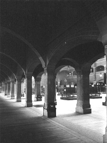 Centrale hal vanuit de galerij gezien