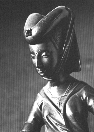Vrouwenfiguur, zogenoemde rouwdrager of ploran, afkomstig van het praalgraf van Isabella van Bourbon; detail: bovenlichaam