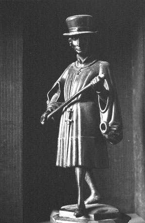 Mannenfiguur, zogenoemde rouwdrager of rouwklager, afkomstig van het praal-graf van Isabella van Bourbon: Albrecht van Beieren