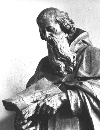 Ordegeestelijke, staand, met een boek; bovenlichaam