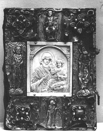 Boekband met ivoren Madonna- Hodegetria in het centrum, omringd door de heiligen Andreas, Petrus en Menna, en Christus. Op de hoeken ornamentale versieringen.