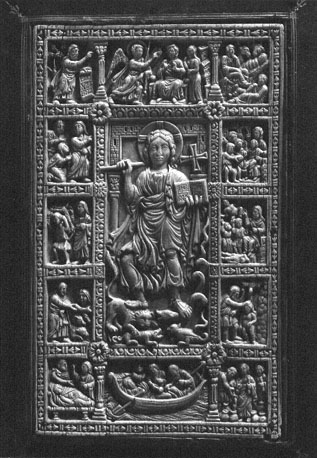 Reliëf van evangelieboek: triomferende Christus (centrum), omgeven door twaalf motieven