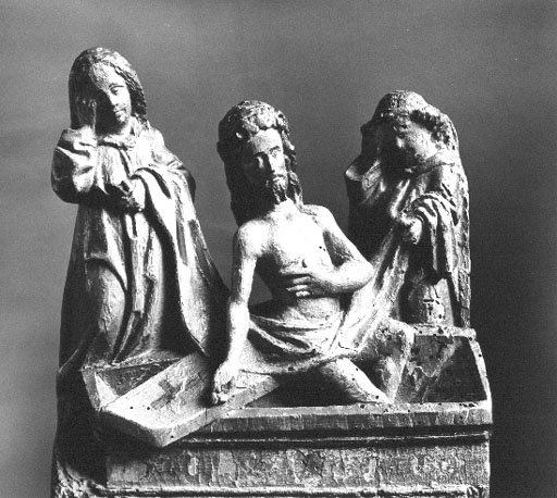 Christus zittend op de graftombe waarachter engelen staan