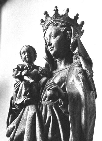 Maria, staand en gekroond, peer in haar linkerhand; Christuskind met duif in zijn handen; detail: bovenlichaam