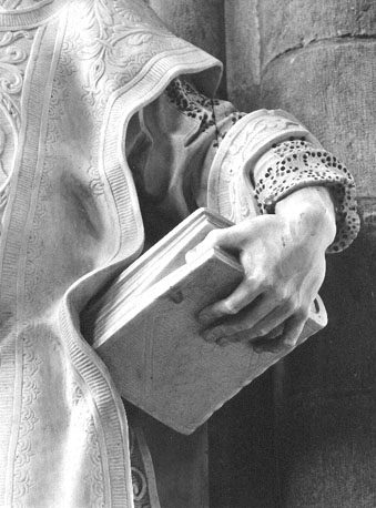 Sint Stefanus (?), detail: linkerarm, boek in zijn hand