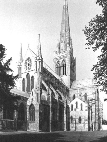 Zicht op koor, zuider transept, centrale toren en Lady Chapel vanuit het noordoosten