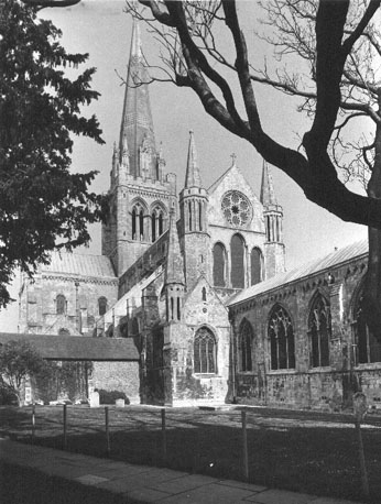 Zicht op koor, zuider transept, centrale toren, Lady Chapel en deel van kloostergang vanuit het zuidoosten