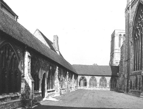 Kloostergang en facade van zuider transept vanuit het oosten