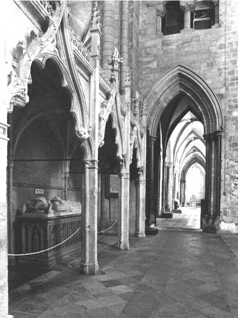 Stenen 'scherm' tussen viering en zuider transept waarin grafmonument van bisschop Stratford, met zicht in zuidelijke zijbeuk, gezien vanuit het westen