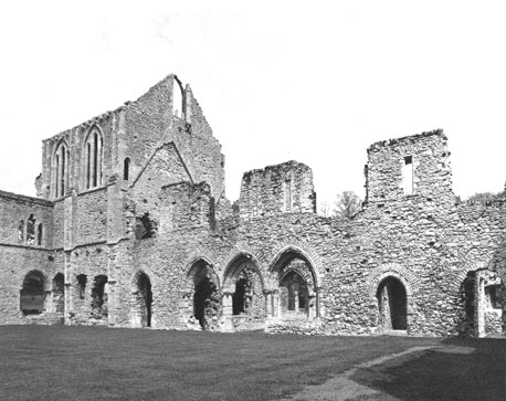Kloosterhof, zuider transept en kapittelhuis (restanten) vanuit het zuidwesten