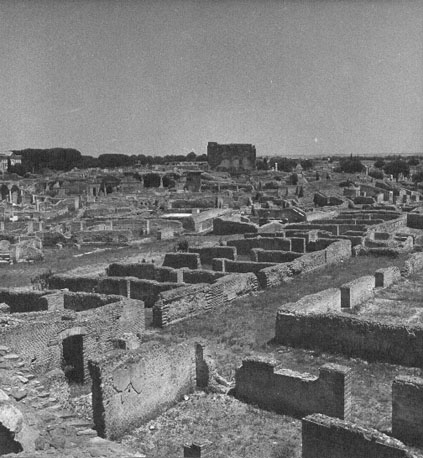 Panoramisch uitzicht over ruïnes van Ostia anitica