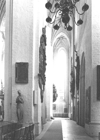 Kooromgang (zuidelijk deel) vanuit het westen; verschillende grafstenen en epitafen
