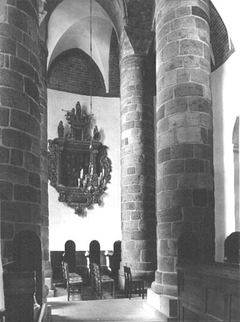 Interieur met grote pilaren