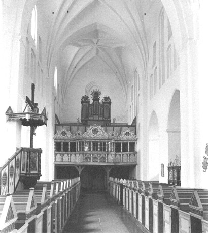 Middenschip met zicht op orgel en zang-tribune