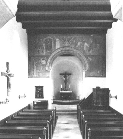 Interieur met zicht op apsis; boven de triomfboog fresco's
