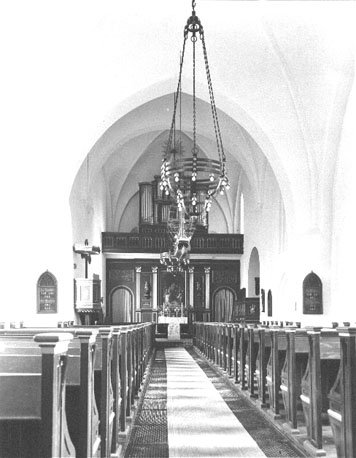 Interieur kerk, middenschip met zicht op orgel en klein altaar