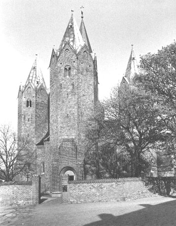 Zicht op kerk: twee torens duidelijk zichtbaar