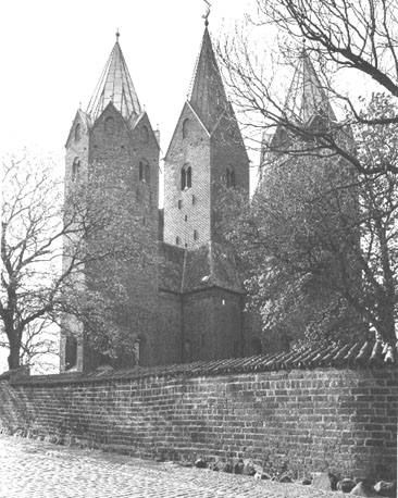 Zicht op kerk: twee torens en midden-toren duidelijk zichtbaar