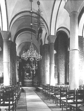 Interieur met zicht op altaarretabel