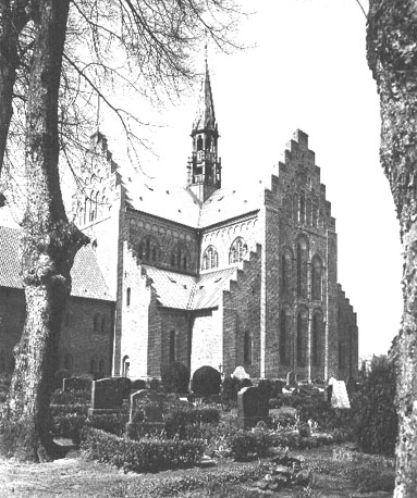 Kerk, koor en zuider transept vanuit het zuidoosten; op de voorgrond: begraafplaats
