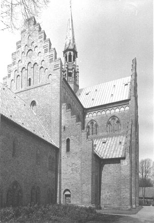 Kerk, koor en zuider transept van de kerk vanuit het zuidoosten; links: oostelijke vleugel van klooster (met kapittelzaal)