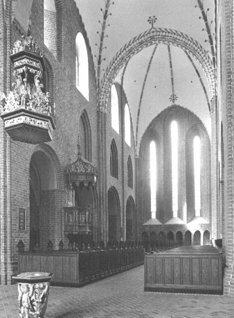Kerk, middenschip vanuit het oosten, met doopvont en preekstoel