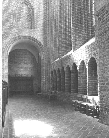 Kerk, westelijke zijde en noordelijke zijbeuk vanuit het zuiden