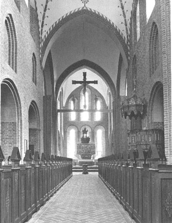Kerk, middenschip vanuit het westen, triomfkruis en preekstoel