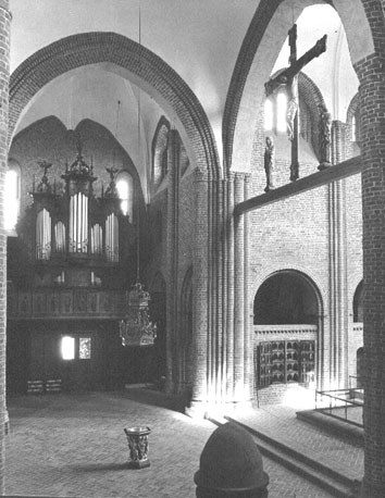 Kerk, viering, deel van koor, Triomfkruis, orgel in noorder transept, vanuit het zuiden
