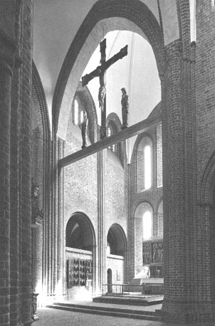Kerk, koor, Triomfkruis en twee reliekschrijnen, vanuit het zuidwesten
