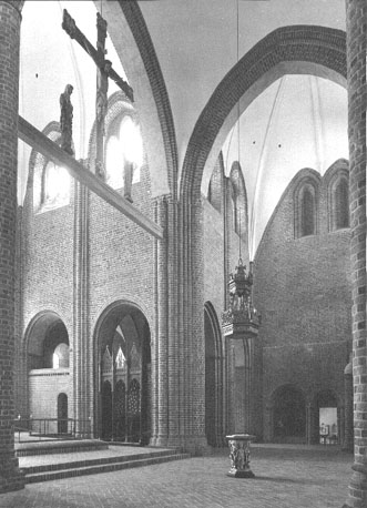Kerk, zicht op koor en zuider transept vanuit het noordwesten