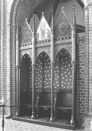 Kerk, zuidzijde van koor: sedilia