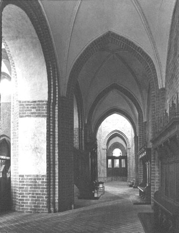 Kerk, zuidelijke zijbeuk vanuit het westen; rechts: banken voor monniken (?)