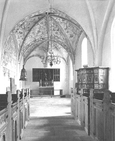 Interieur met preekstoel, altaarretabel, muur- en gewelfschilderingen
