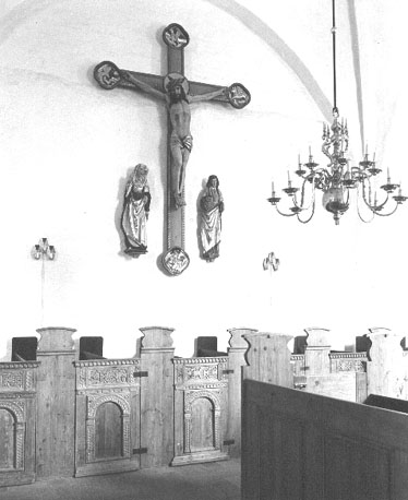 Interieur: Christus aan het kruis met Maria en Johannes aan weerszijden van het kruis