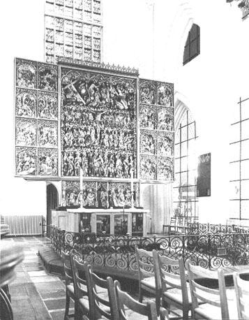 Koor: altaarretabel (triptiek) met scènes uit het leven van Christus, in het midden Passie van Christus