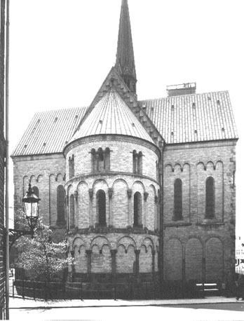 Apsis en noorder en zuider transept, vanuit het oosten