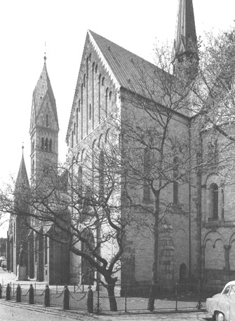 Zuider transept, zuidelijke zijbeuk en zuidelijke toren, vanuit het zuidoosten
