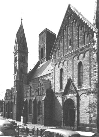 Zuider transept, zuidelijke zijbeuk en twee torens, vanuit het zuiden