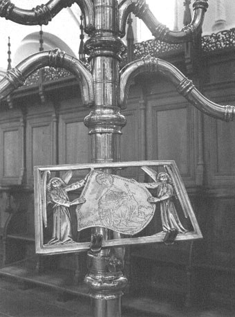 Koor, vijfarmige kandelaar, detail: twee engelen en heilige Catherina van Alexandrië
