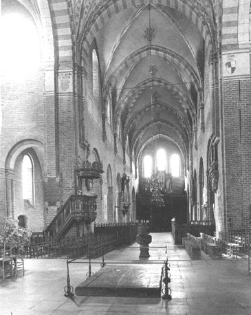 Viering en middenschip vanuit het oosten; op voorgrond: koningsgraven